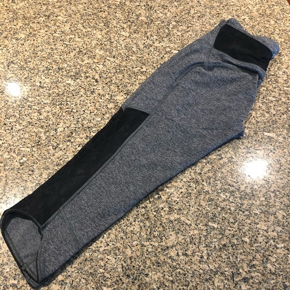 Lululemon crop leggings with mesh detail - Picture 4 of 9